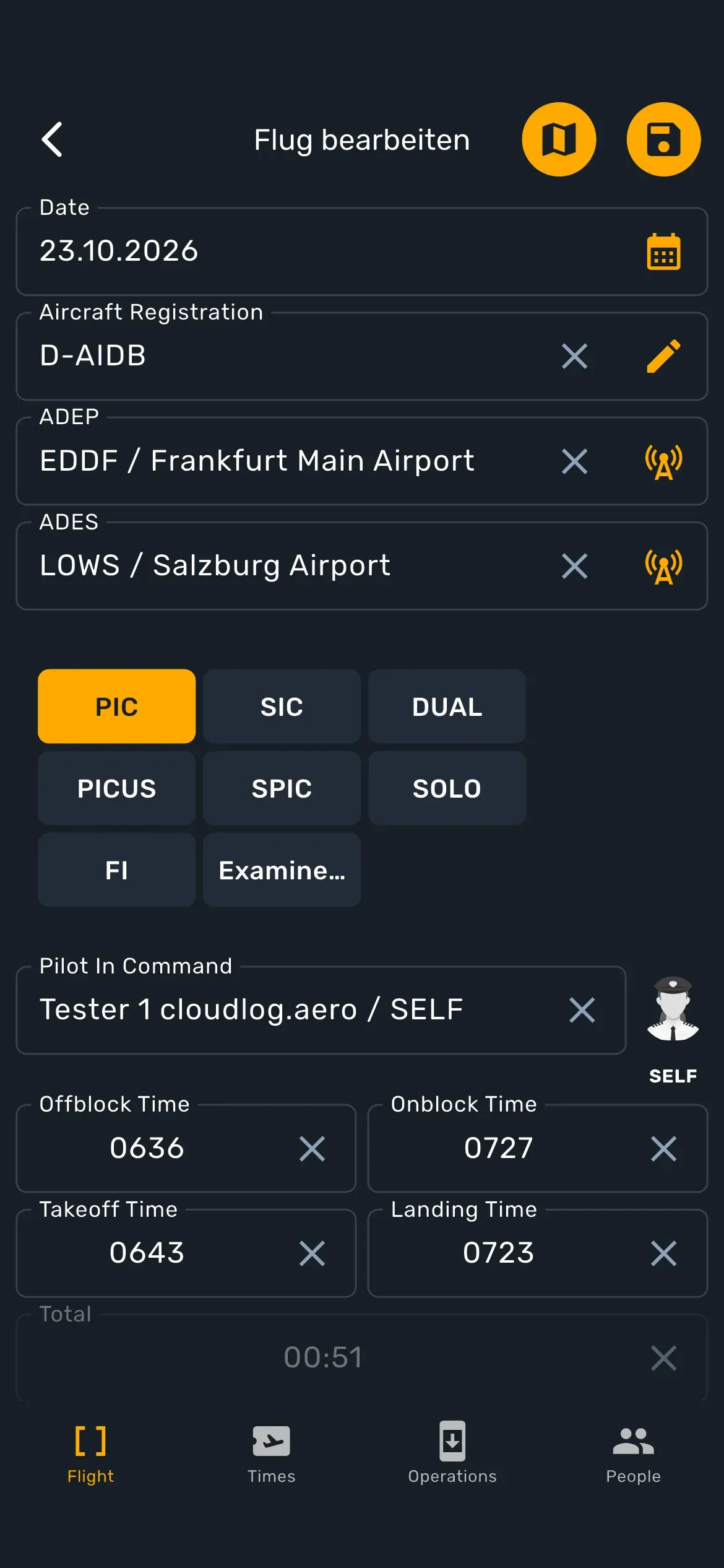 Die cloudlog.aero App auf dem iPhone beim Erfassen eines Flugs in der Nachtansicht